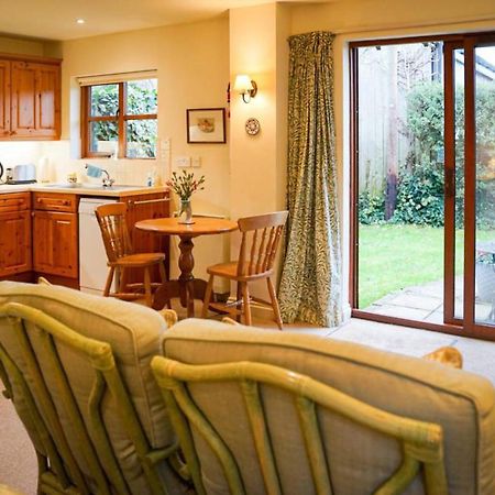 Honeysuckle Cottage North Mundham ภายนอก รูปภาพ